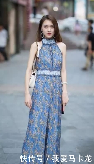 『连衣裙』街拍:小美女身穿粉嫩连衣裙,尽显曼妙身姿,尊贵优雅显大气