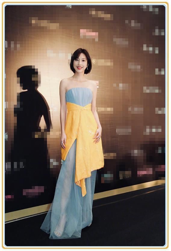 张俪的时尚看不懂！穿凉拖鞋却配羊毛袜，网友：我穿就是一傻子！