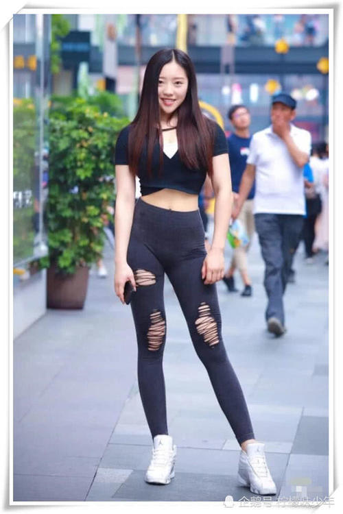 紧身裤尽显女性魅力，紧致包裹丰满翘臀展现撩人痕迹