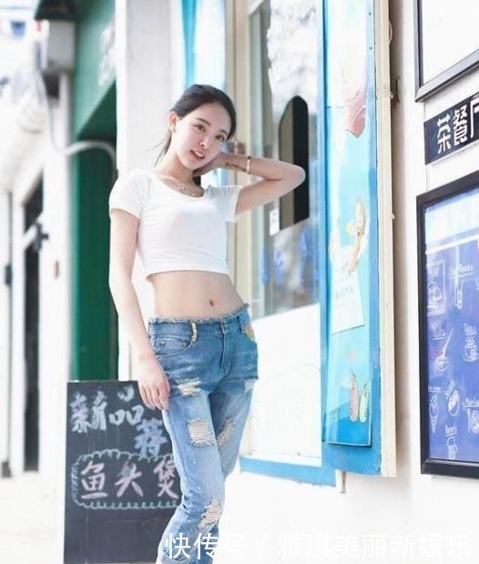 短袖■街拍:香草美人的美女,一件黄绿色的短袖配黑色短裤,青春靓丽范