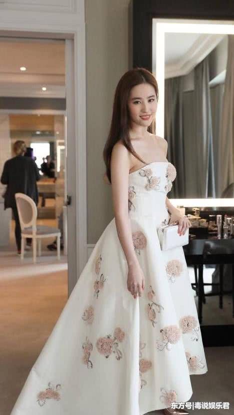 造型师白拿工资?刘亦菲竟穿土掉渣的粉裙出门，全靠气质在撑!