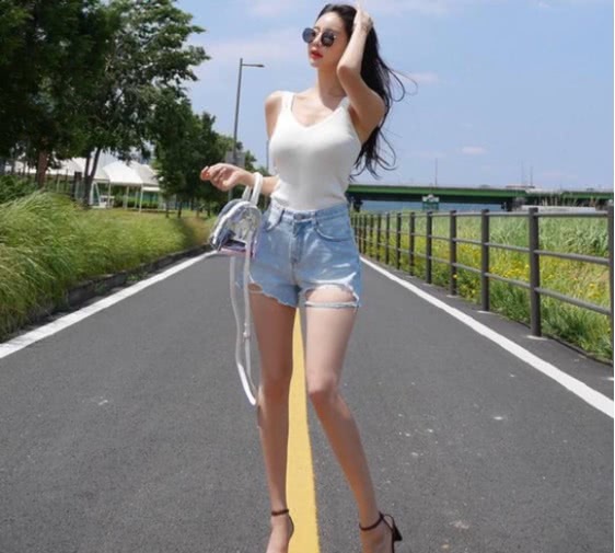 牛仔短裤的夏季穿搭，性感又显迷人身姿，让大长腿更迷人！