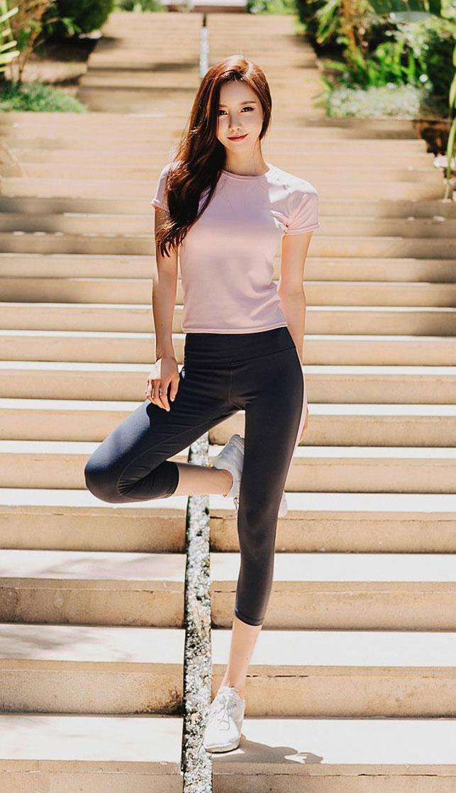 紧身裤穿上是不是特别有魅惑力呢？看上去线条感很强