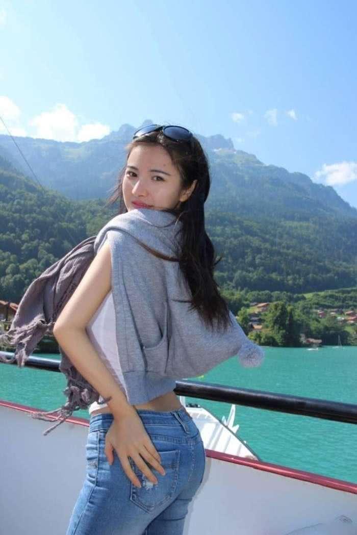 没什么比紧身裤更能勾显妩媚身姿，特别是在夏天