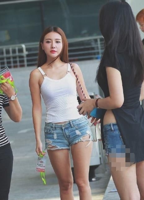  [时尚]短裤美女笑的真开心，这是要去哪？