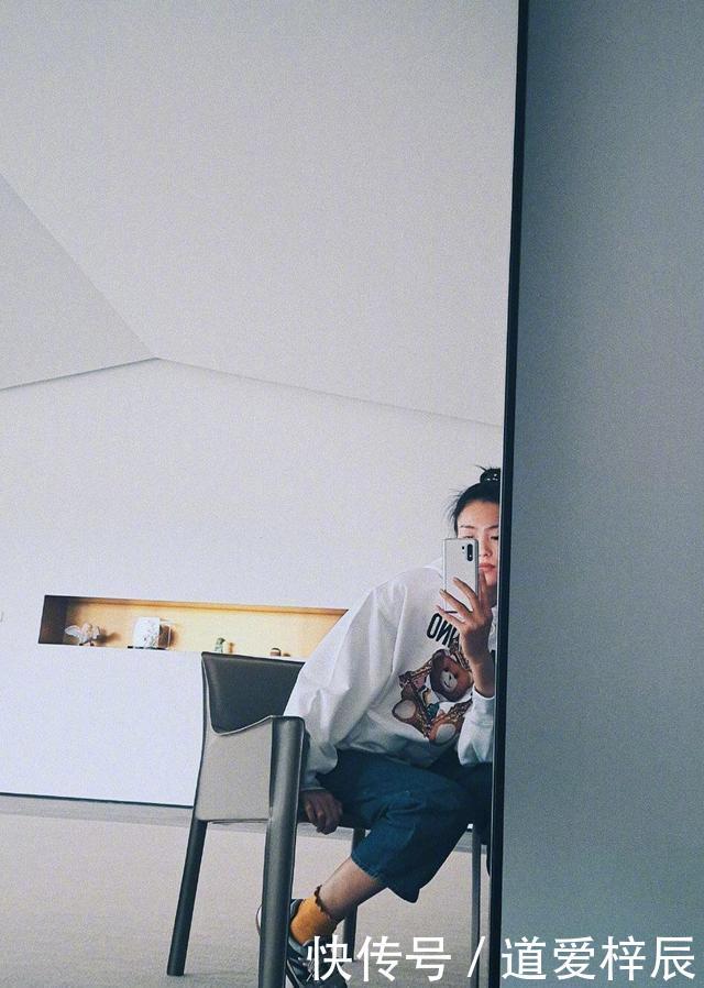  率性：刘雯春日街拍，裤子穿出率性自然美，这大长腿真是不一般