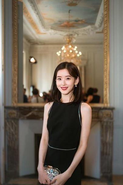 章泽天身穿波点吊带裙似少女,网友:这身材真是太棒了!