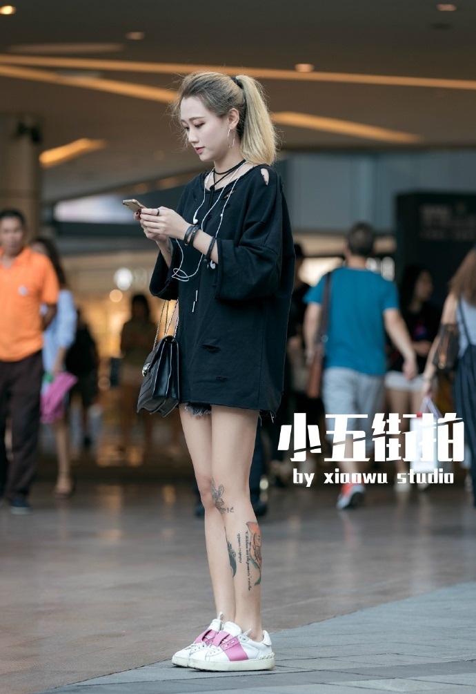 路人街拍：小姐姐的紧身裤秀出完美身材，清爽搭配吸人眼球