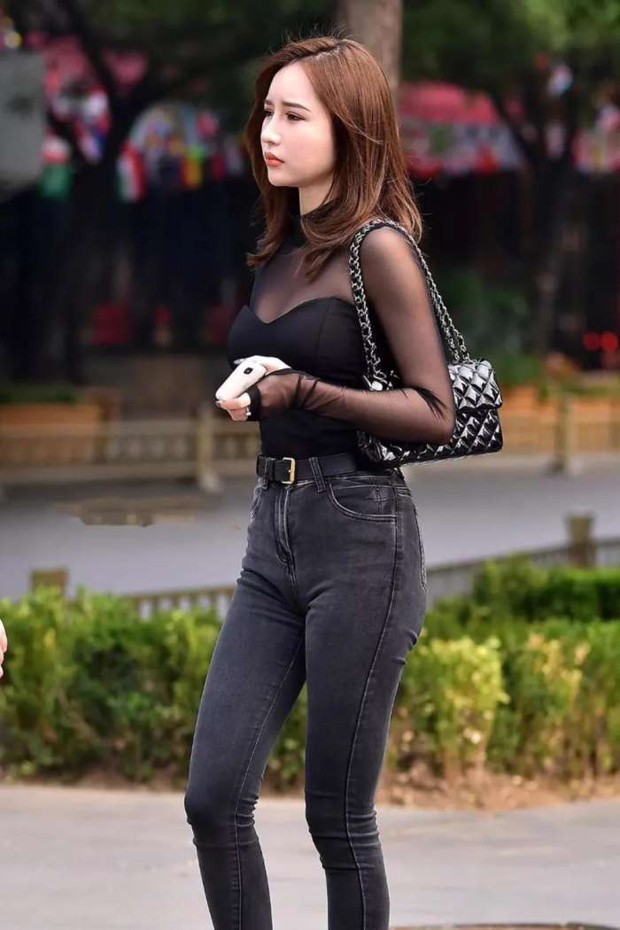 街拍: 宽腚紧身牛美女姐姐, 身姿丰润饱满, 事业线藏不住!