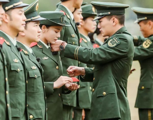 有颜值有身材有爱情，31岁的军嫂张馨予这次赢了