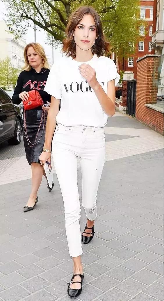 杨幂脚上这双鞋流行了100多年，倪妮Baby都要争着穿！