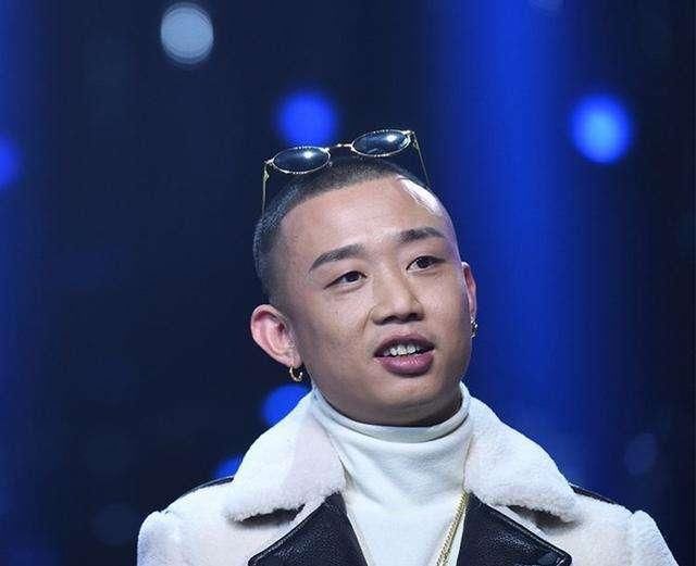 GAI称发文嘲讽坐经济舱歌手是被盗号，但却恰好回应光光直怼