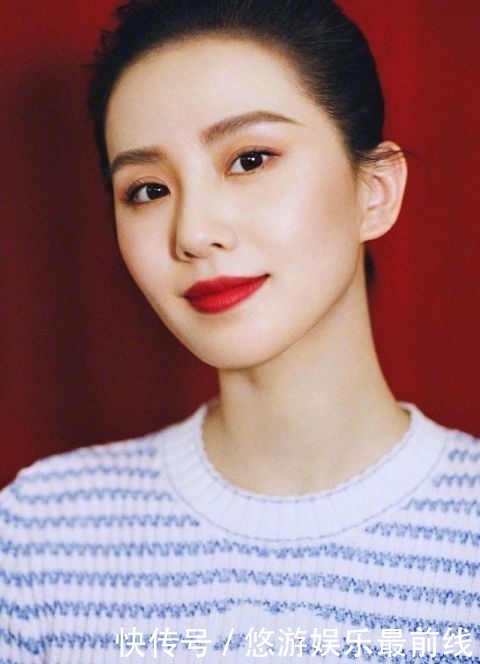 刘诗诗为Chanel口红新品代言,丸子头搭条纹上