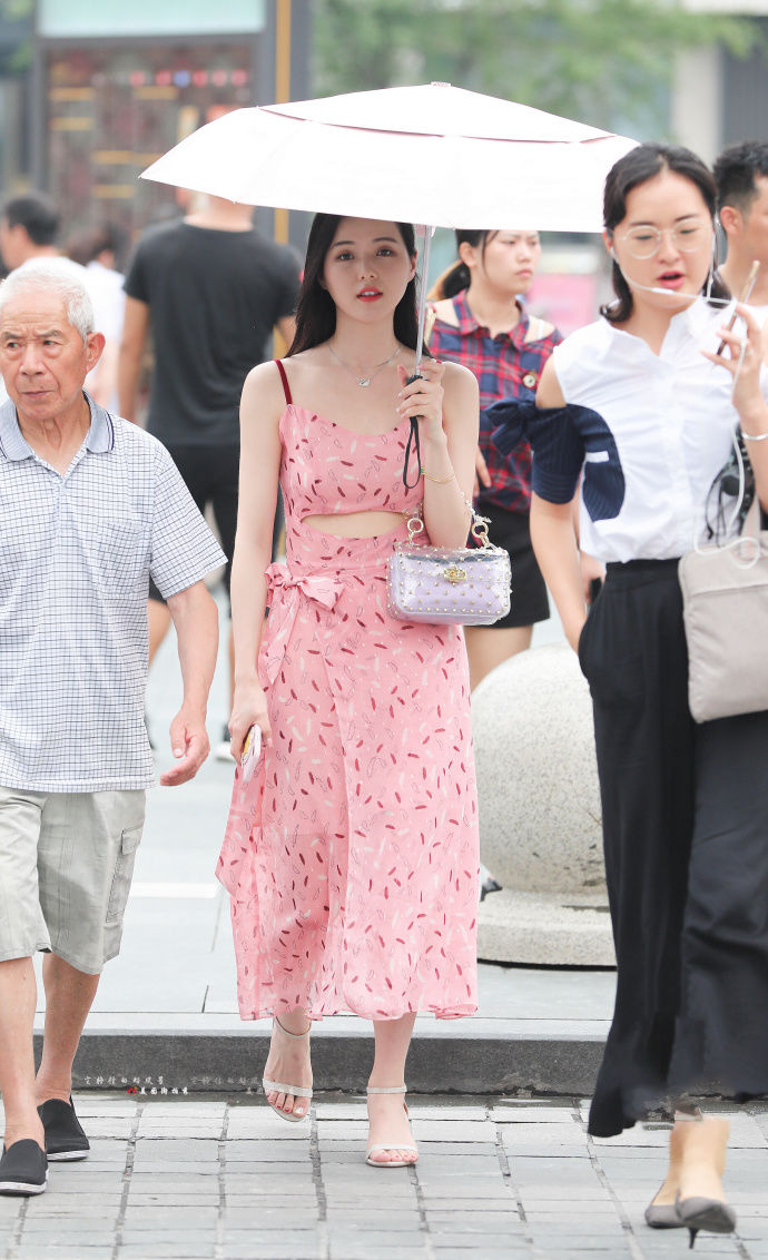街拍重庆:少女感爆棚的粉嫩穿搭，街上秀美足