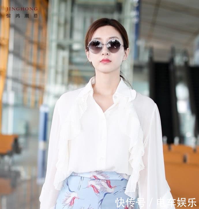 江疏影还真是会搭, 雪纺白衬衫配蓝短裤, 暴露了一双惊艳长腿!