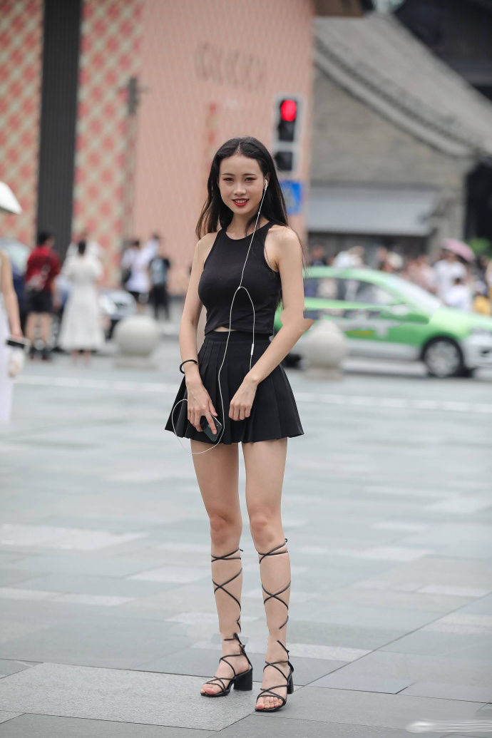 街拍北京:穿衣搭配时尚潮流，走起路来都自信满满!