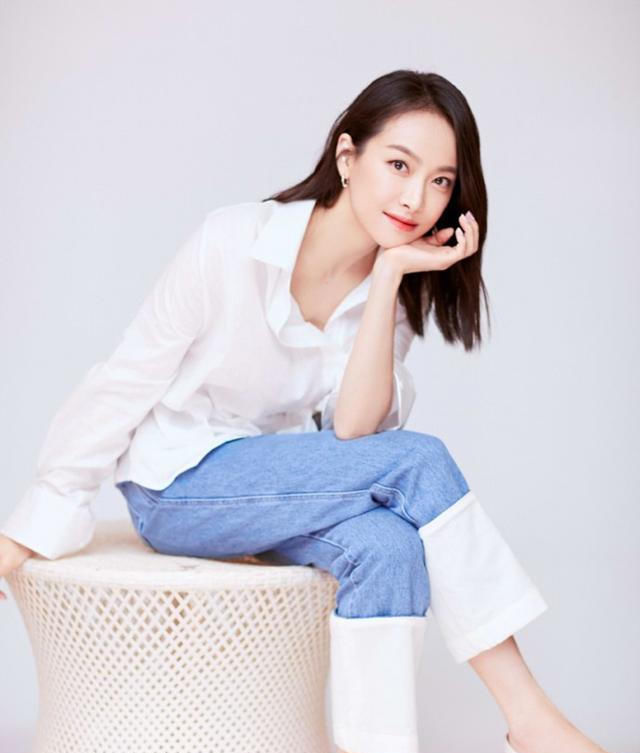  主角■白衬衫又成“单穿主角”!5月穿白衬衫出行,带来亮度与干净美感