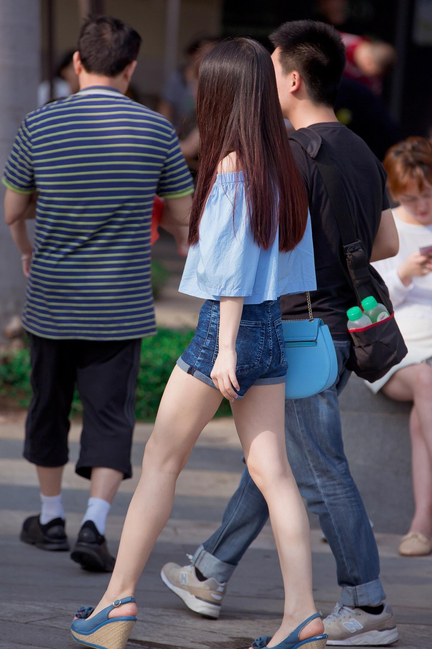 街拍：红唇美腿牛仔短裤，这个妹子美的不要不要的