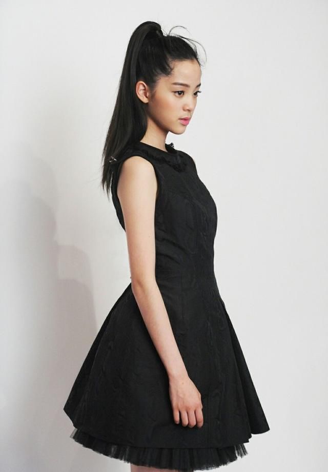 欧阳娜娜广州出席活动，网友：这裙子让她至少胖了20斤