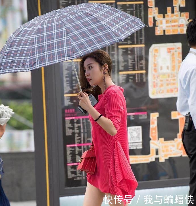 街拍 性感少妇展现曼妙身姿, 玲珑有致十分惹火！