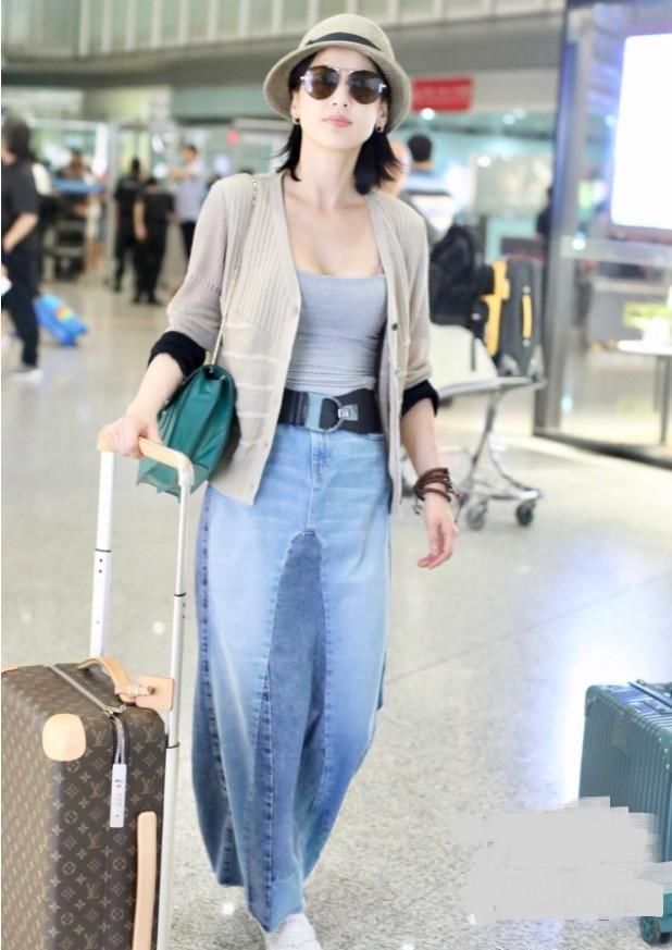 黄圣依被造型师坑惨，粉色裙子好像乡村大妈！