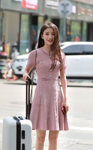 小姐姐|街拍:阳光下微风舞动秀发的小姐姐,笑容灿烂好有美感