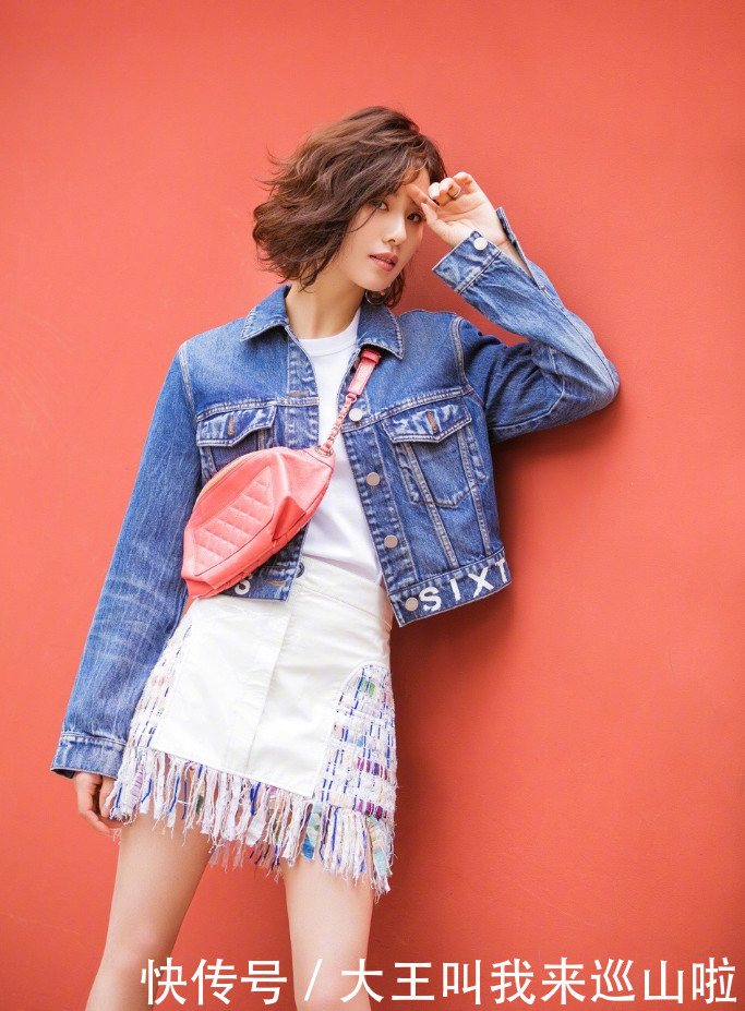 刘诗诗脚穿塑料袋，包包被“压扁”了还在背，微卷发型真女神！