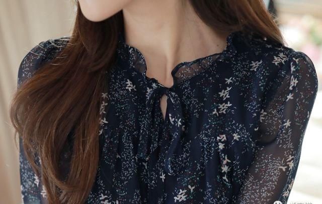 『碎花』假如女人过了50岁,经济也允许,多穿这“碎花裙”,高雅特迷人