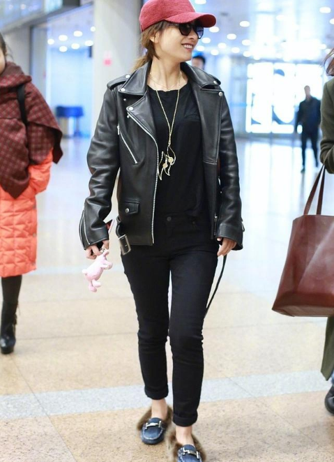 盘点女星机场街拍，热巴超酷，郑爽最随意，吴昕简直是时尚届毒瘤