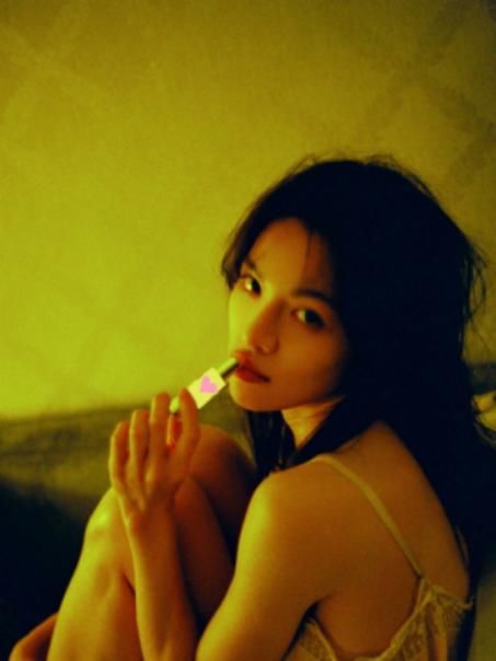 治愈系女神钟楚曦眉眼生花，《芳华》惊鸿一瞥让人心醉