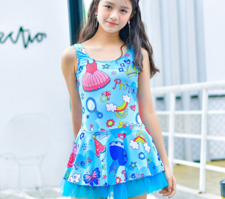 穿上时尚泳衣，让宝贝肆意戏水