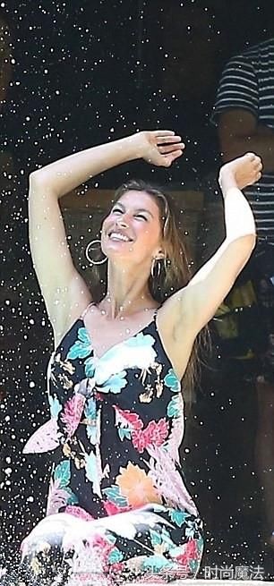 吉赛尔邦辰在38岁生日前在哥斯达黎加拍摄的照片中湿透了