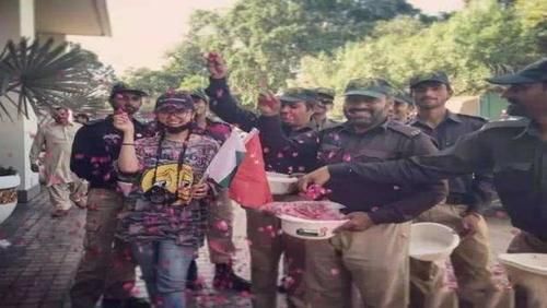 巴基斯坦人来中国旅游,花光了回国的路费,中国人是怎么对待的?