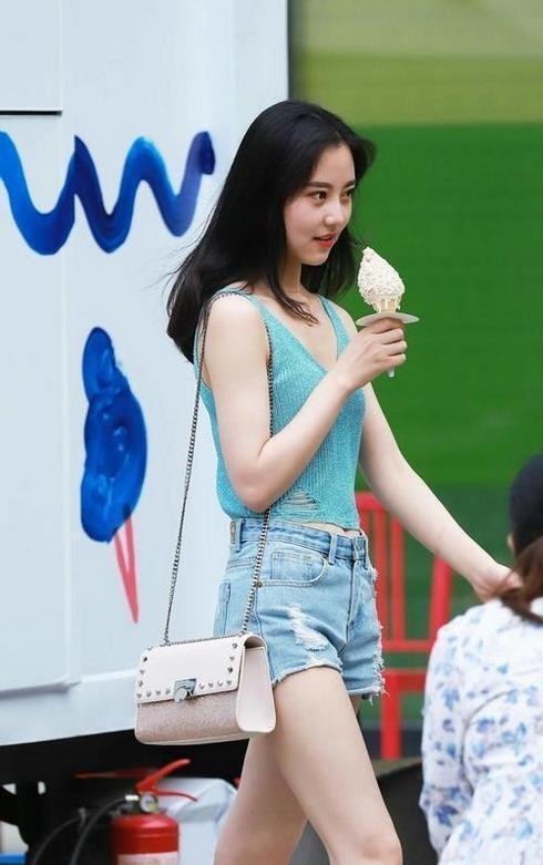 『美女』街拍:人见人爱,花见花开的清纯美女,真是让人百看不厌!