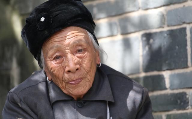 农村地区殡葬方式引热议，专家：推行火葬，老农：为何非得火葬！