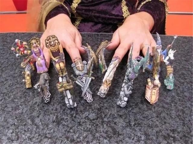  #美甲#将蚊子封印在美甲里！这种操作太独特，有点不敢伸手的样子