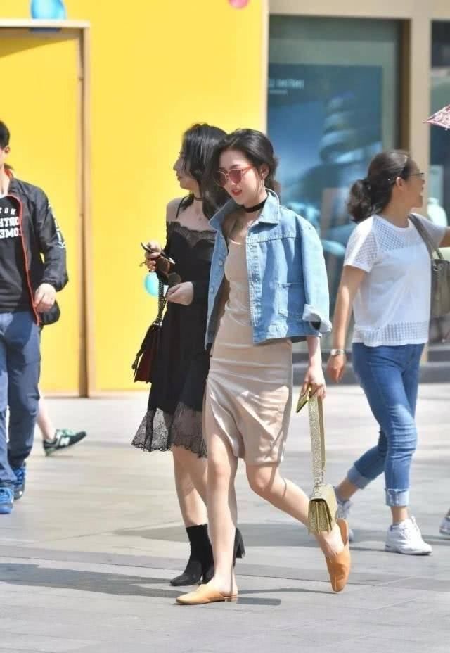  「吊带」街拍：小姐姐穿着细吊带款式的连衣裙，清新又纯洁