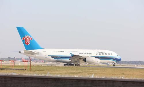  #起飞#国际机场正式投运 首架航班顺利起飞