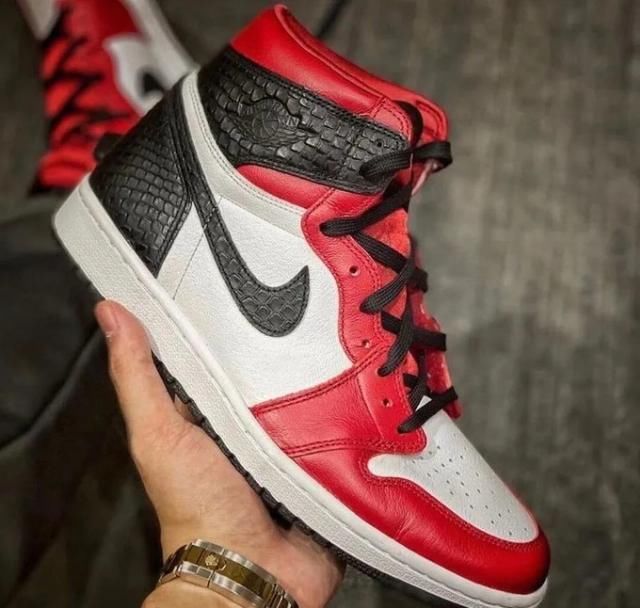  【還是】“一飞冲天”，還是走红丝绸的旧路？AJ1 “ SATIN SNAKE”明确开售