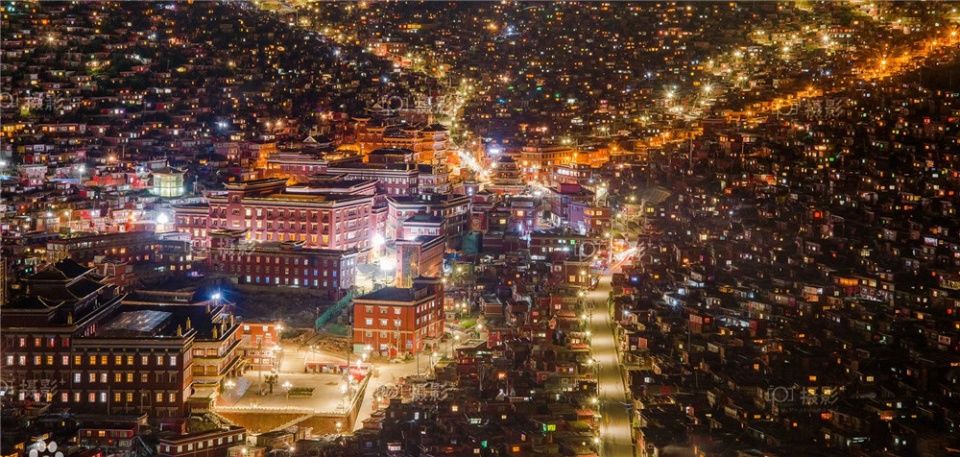 探秘世界最大佛学院,漫山遍野的红色小木屋场面震撼