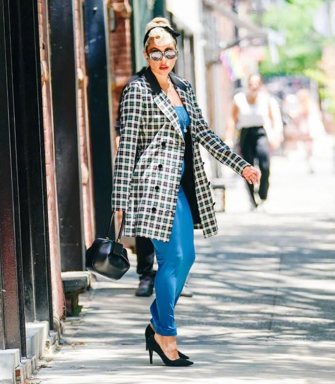 组图:Lady Gaga墨镜遮面变职场女强人 穿紧身包臀裙身材凹凸有致