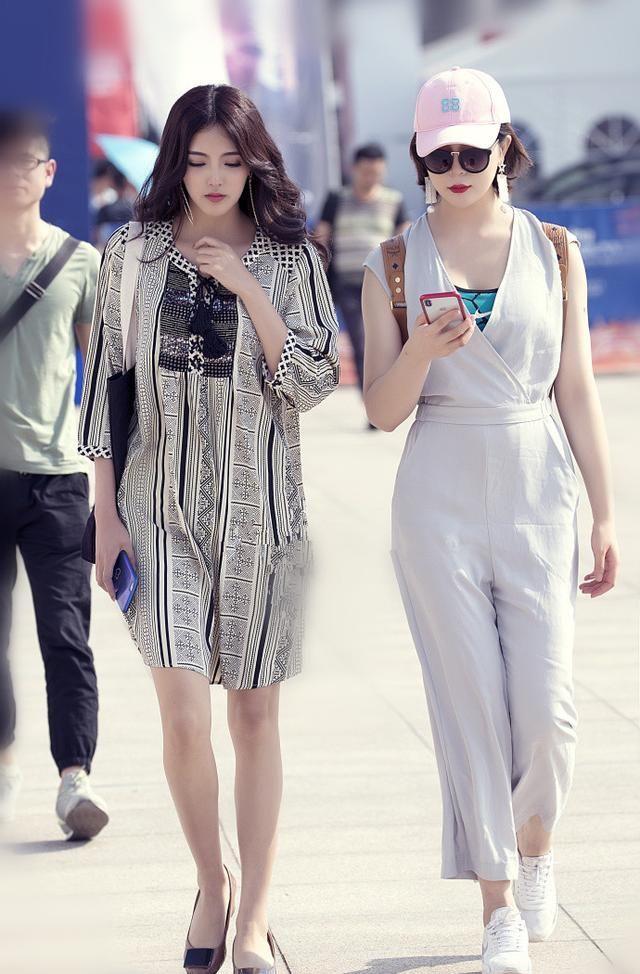 路人街拍，长得美不如会穿衣，这样穿搭一样是女神！