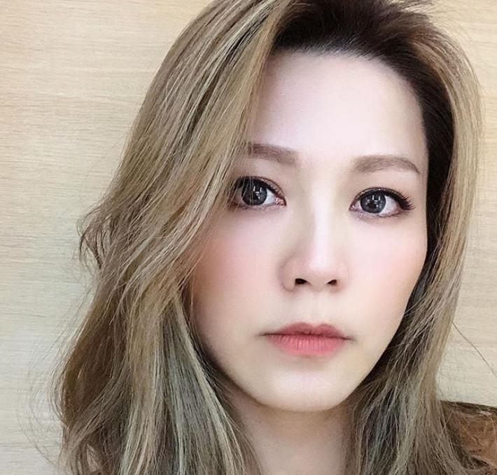  林晓峰■林晓峰43岁妻子近照，染金发气质好，夫妻结婚10多年却买不起房子