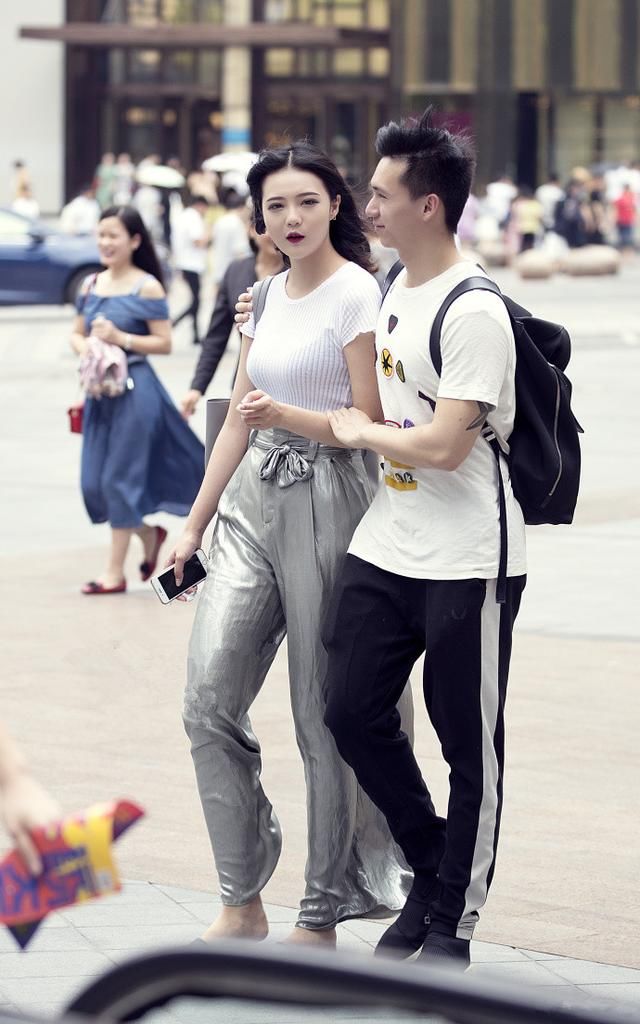 路人街拍，女人穿搭豹纹套装特别有范，夏天穿就更显时尚!