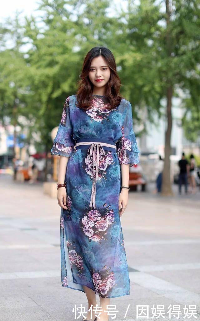  『有型』街拍：牛仔连衣裙的美少女妹纸，青春时尚靓丽有型。