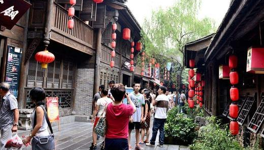 四川、重庆的很多人在本地讲方言,到外省也改