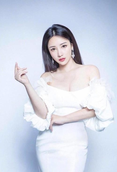 [ 清纯]从“性感女神”变邻家少女，气质清纯哪像40岁，换下低胸装的柳岩