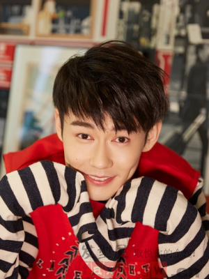 男生时尚刘海发型 换个更帅方式迎接秋季