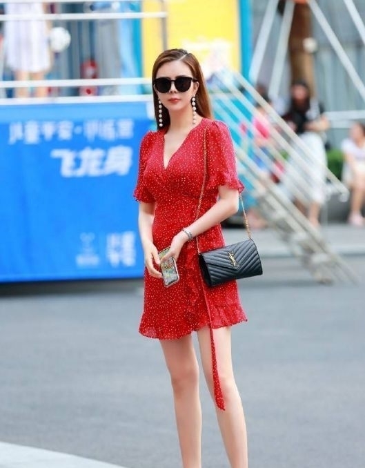  赞美|街拍集：偶尔做一个会穿连衣裙的小女人，享受路人的赞美