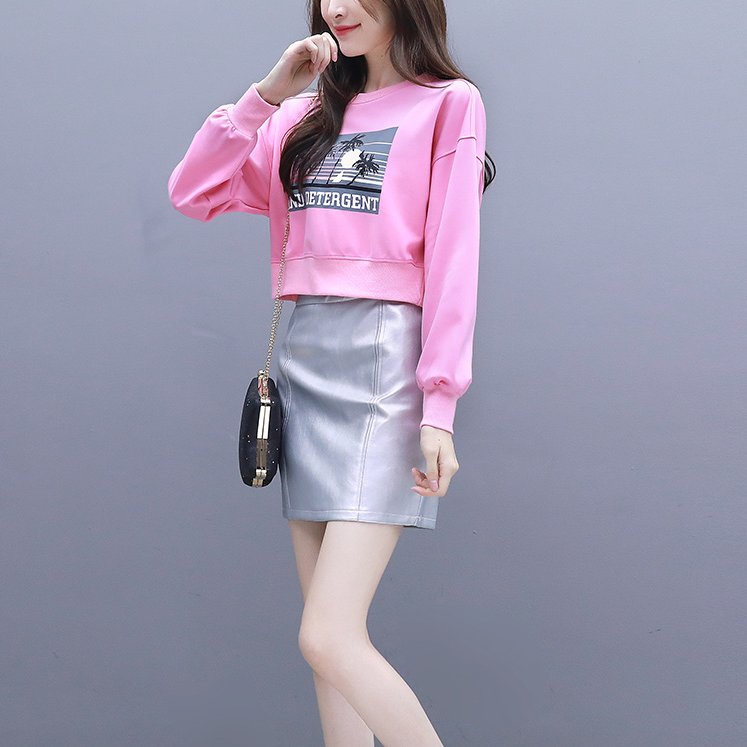 当下火的不得了的“卫衣套装”，穿着显嫩又时髦，中秋穿正好